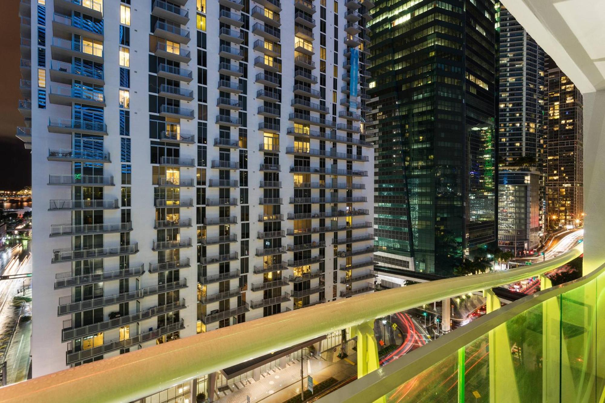 Отель Courtyard Miami Downtown Brickell Area Экстерьер фото
